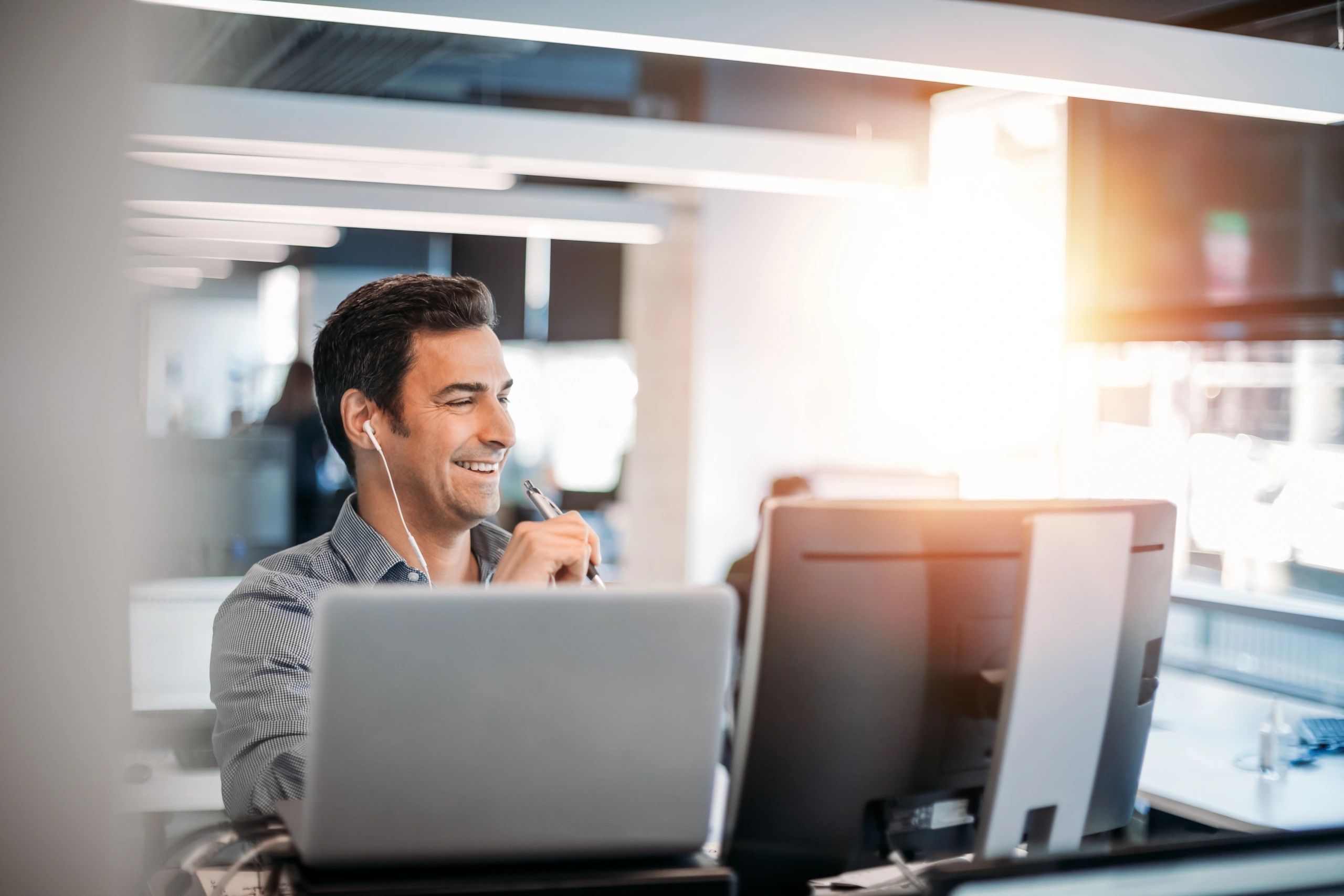 Support professional assisting a customer by phone